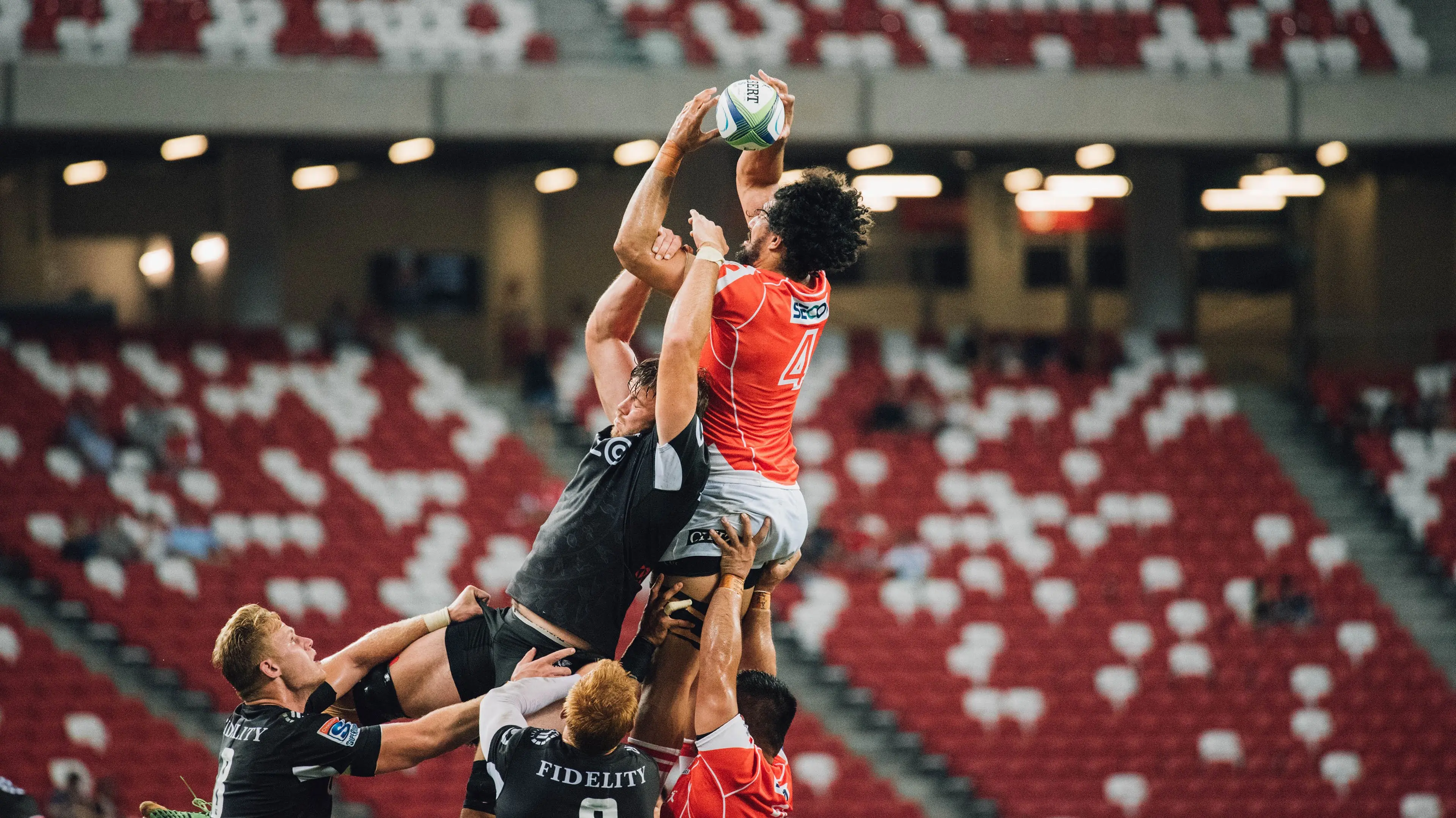 西甲裁判争议持续发酵，赛场氛围紧张，西甲裁判安排